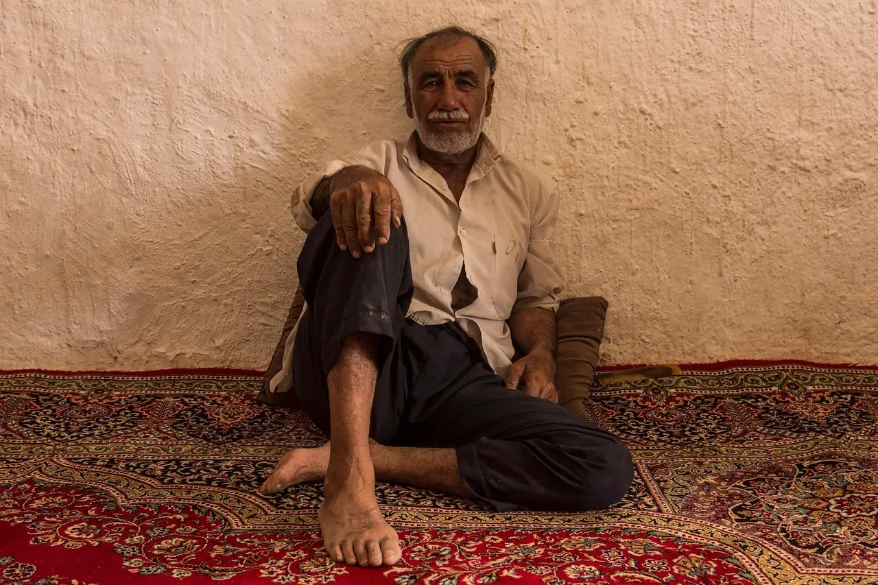 Tekstiler der samler rummet: Tæpper, gardiner og puder med effekt